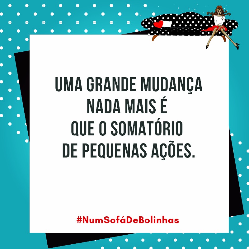 NUM SOFÁ DE BOLINHAS