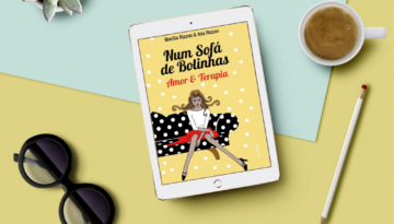 num sofá de bolinhas amor e terapia