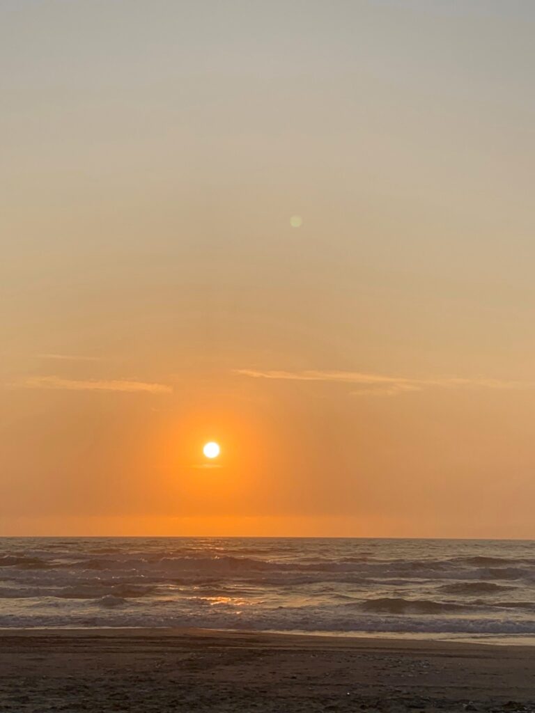 sol, sombra, maresia e doramas . dias de praia