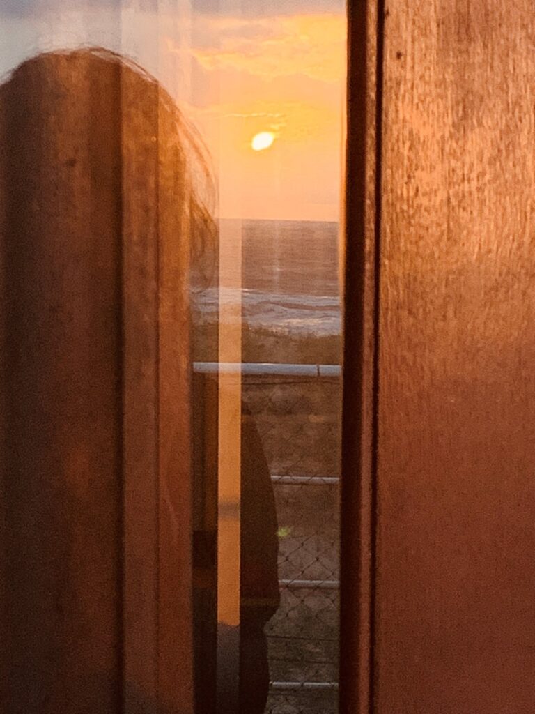 sol, sombra, maresia e doramas . dias de praia